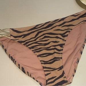 Aerie leopard print bottoms.